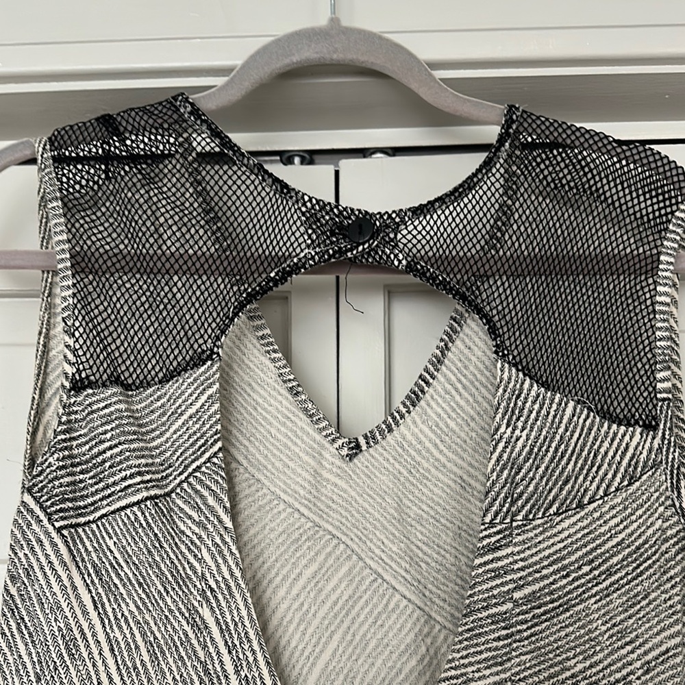 Black and White Patterned Sleeveless Top - Picture 3 of 3